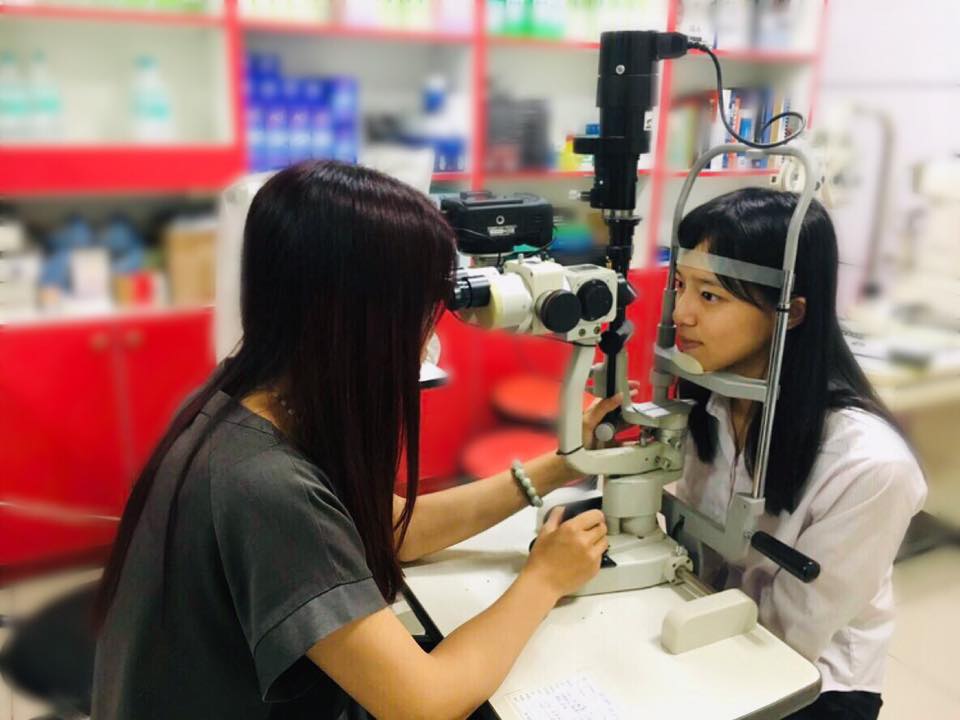 購買隱形眼鏡時，先到眼科或驗光所進行量測，才能選購到適合自己的隱形眼