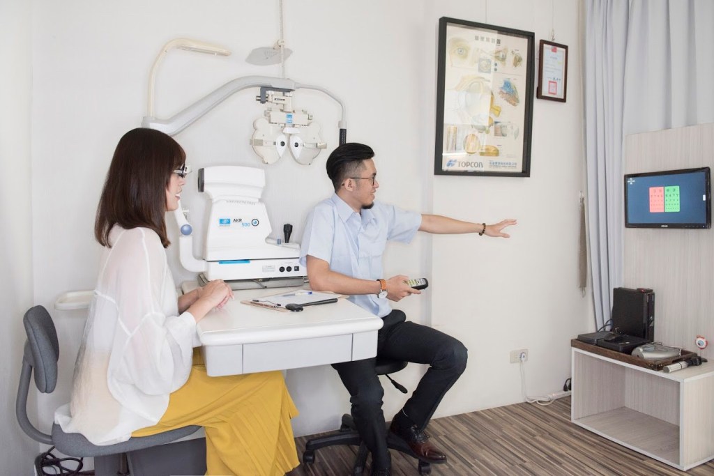 經過反覆的試戴及檢查，才能找出最適合弧度、大小、度數的鏡片