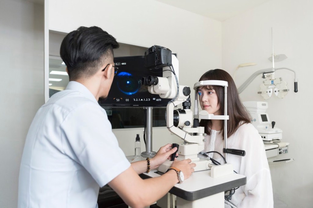 根據反覆檢查、試戴，找出最適合的弧度、大小、度數後就可進行訂製